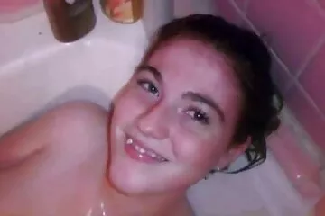 الزوجة النحيلة الناضجة تعطي زوجها مدبلج سكسي اللسان وتريد أن تقذف من المهبل.