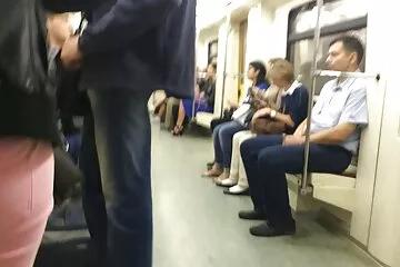 أمي تمارس الجنس سكسي اجنبي مترجم عربي مع رجل على الأريكة.