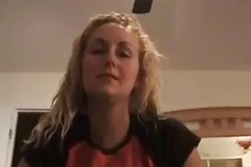 سيدة مثيرة في جوارب ترضي قضيب الرجل الكبير افلام سكسي اجنبي مترجم عربي