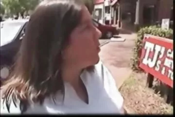 أحضر الرجل الأم في حالة سكر إلى سكسي عربي اجنبي غرفة النوم ومارس الجنس معها