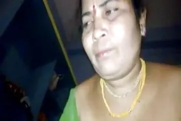 سمراء تدق عمة سكسي اجنبي وعربي نحيلة في بوسها